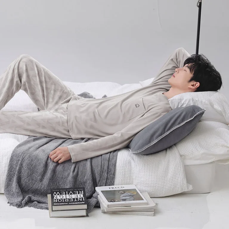 Men’s grey subtle-print pullover pajamas in grey